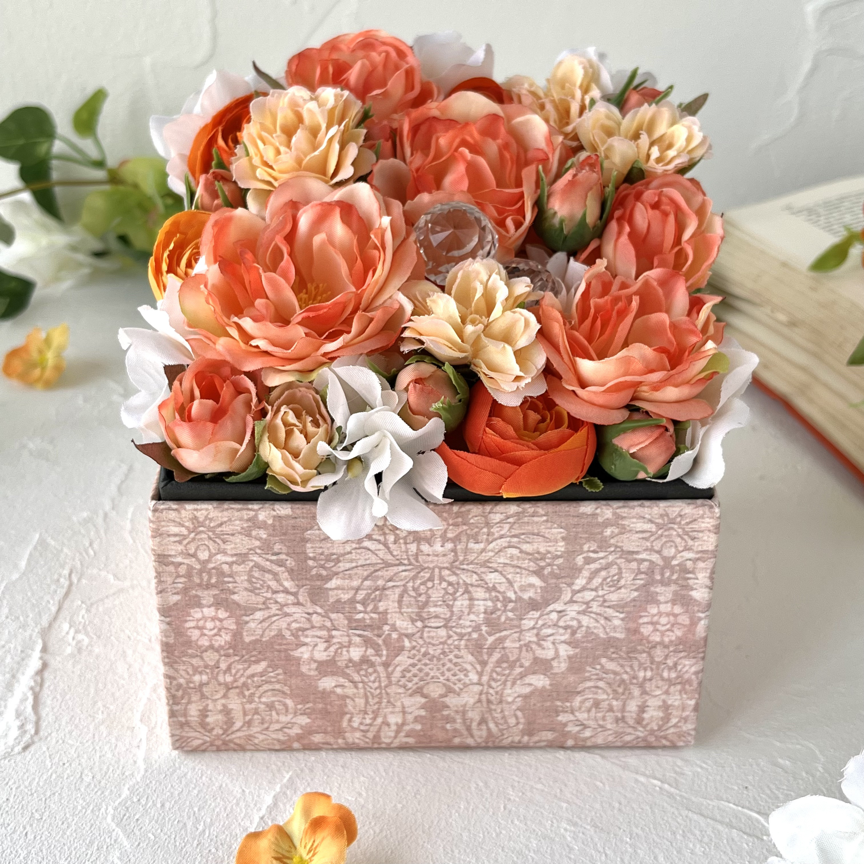 アーティフィシャルフラワー　ボックスアレンジ  オレンジカラーバラ 　ローズ 　華やか 造花