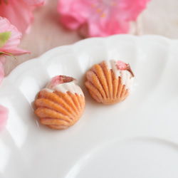 櫻花瑪德蓮 貝殼蛋糕 耳環 單支 平貼版 扇葉朝下 第1張的照片