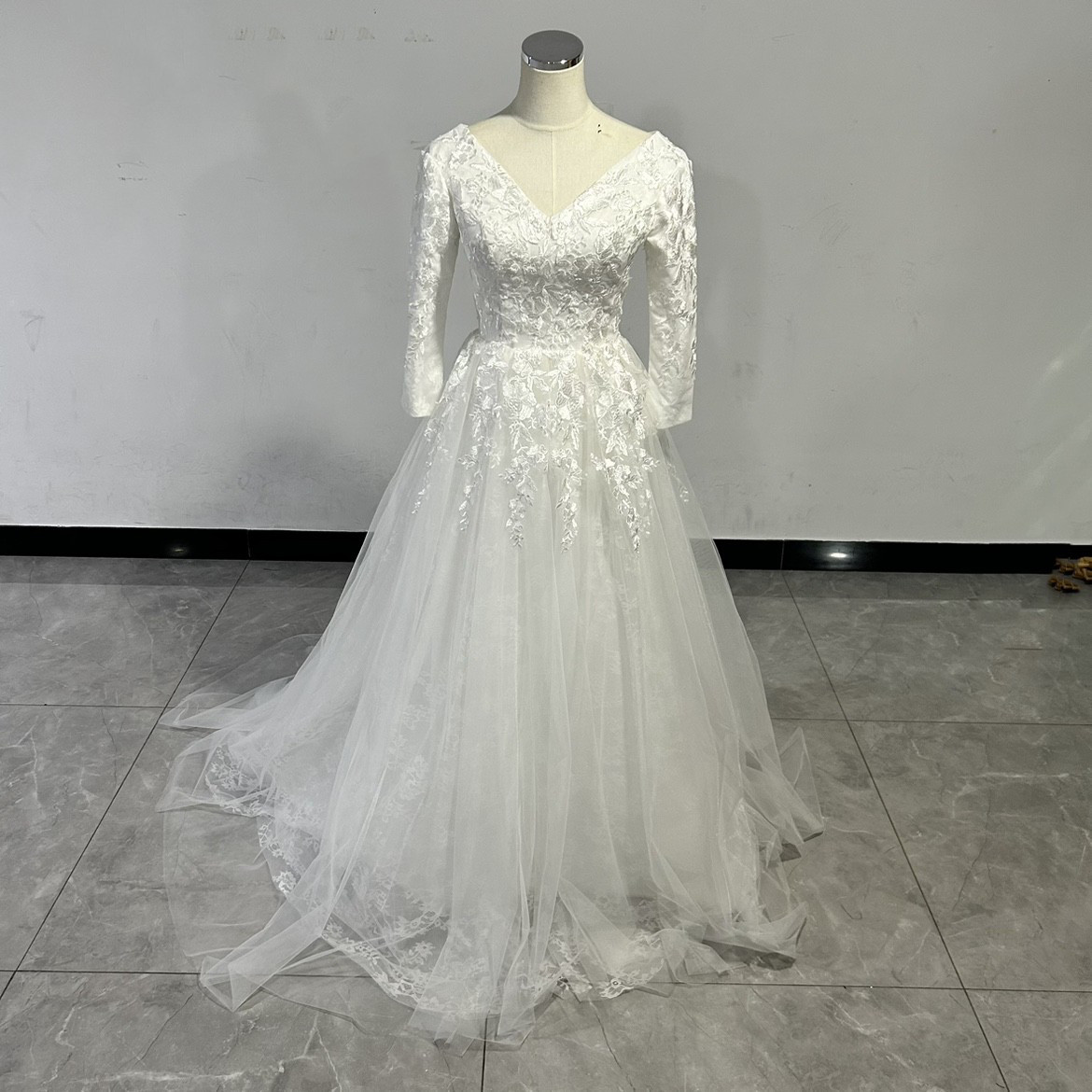 送料無料！雅やか  Vネック ホワイト  上品レース  ウエディングドレス  長袖　パーティードレス  結婚式/披露宴/