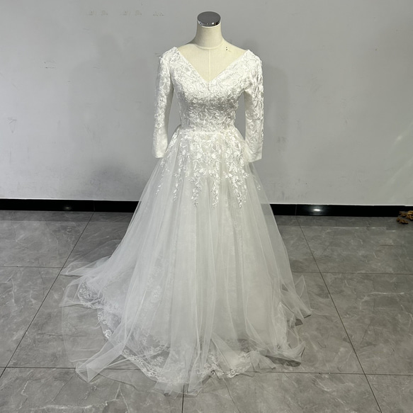 送料無料！雅やか Vネック ホワイト 上品レース ウエディングドレス