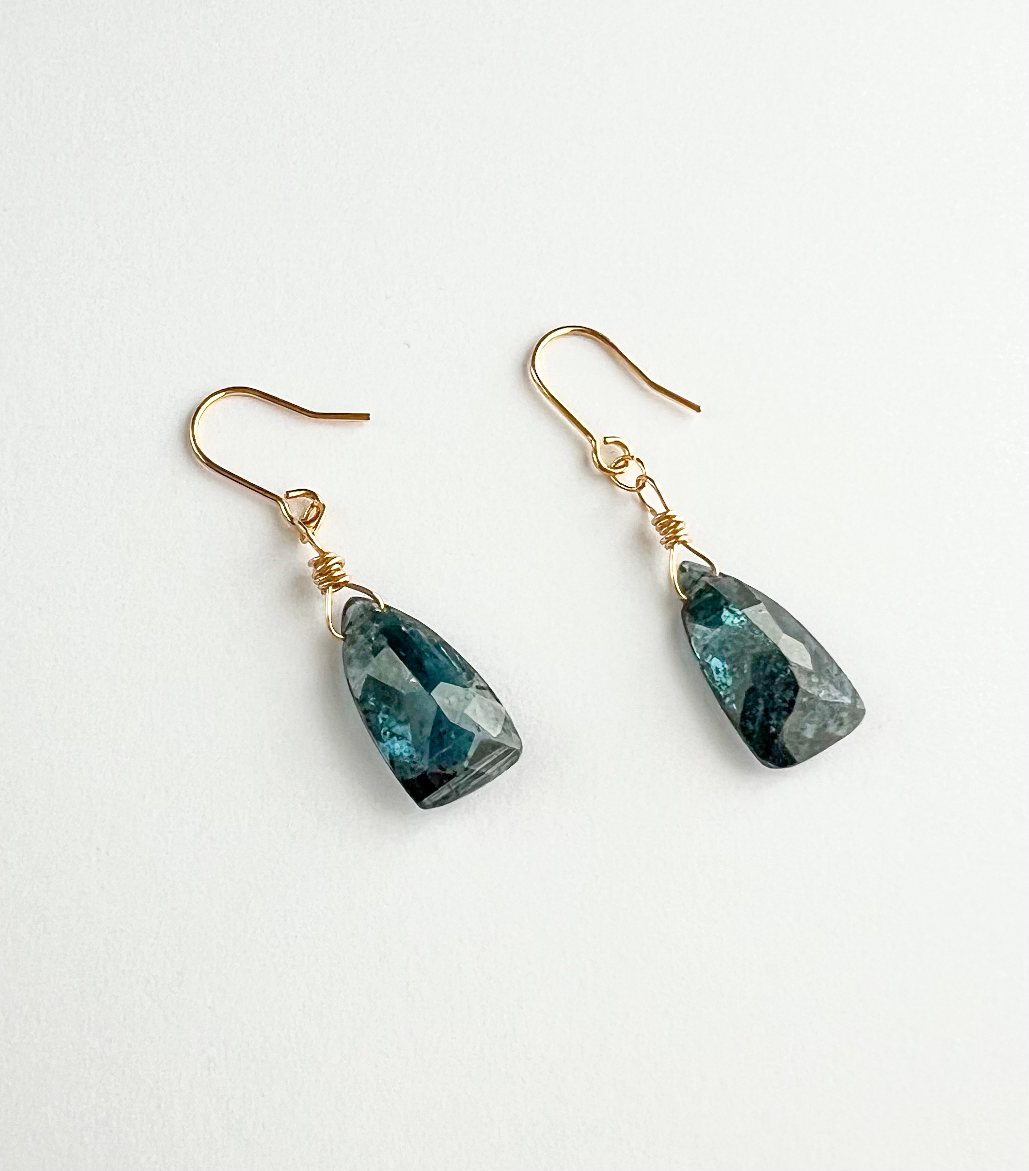 モスカイヤナイトの一粒ピアス