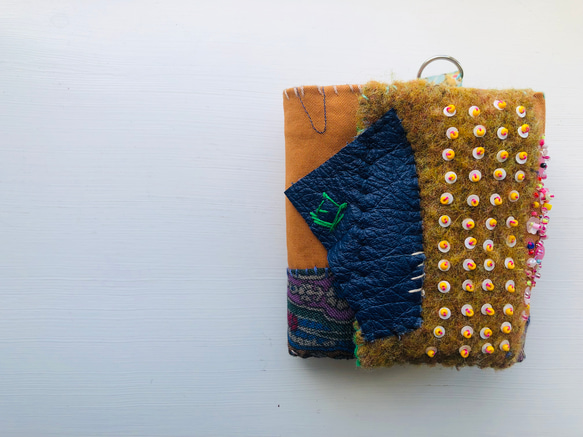 財布　布財布　ハンドメイド　手縫い　刺繍　パッチワーク　二つ折り　1980 1枚目の画像