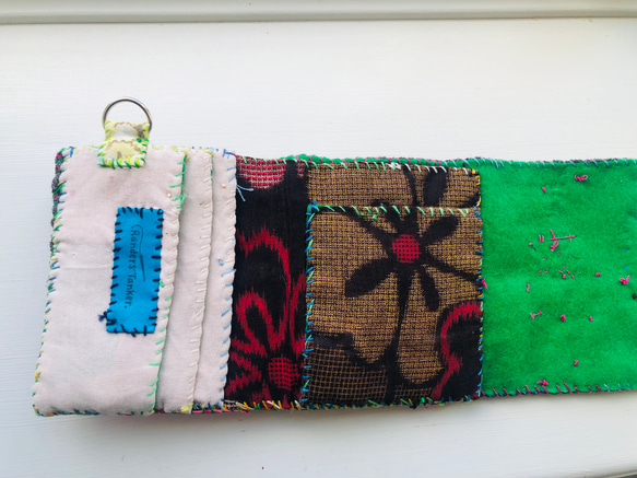 財布　布財布　ハンドメイド　手縫い　刺繍　パッチワーク　二つ折り　1978 4枚目の画像