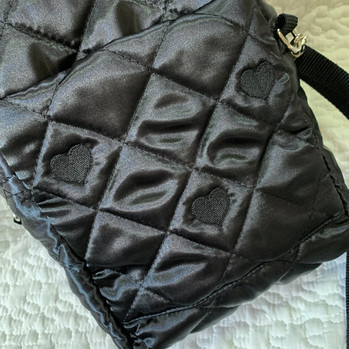 ブラックサテンキルト ハート刺繍 スマホショルダー ヌビ イブル サブ 