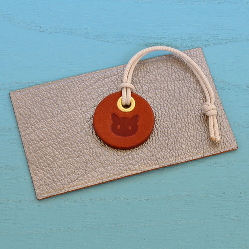 猫（顔）の刻印（焼印）入り ヌメ革のチャーム（革タグ） 丸30mm