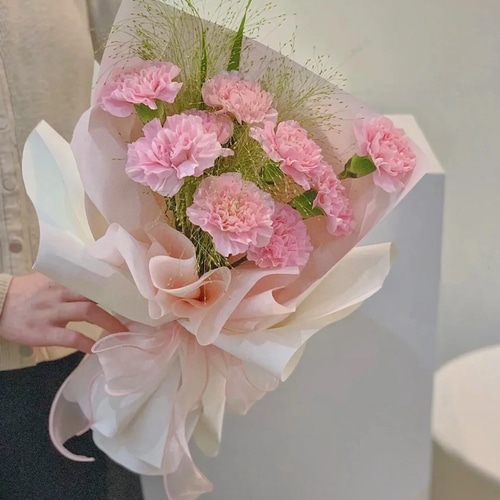 ピンクのカーネーションの花束 彼女たちの美しさへのオマージュ ブーケ 