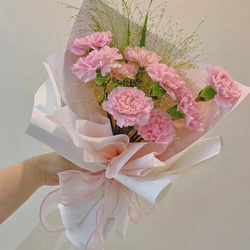 ピンクのカーネーションの花束 彼女たちの美しさへのオマージュ 2枚目の画像