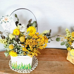 母の日♡イエロー系ボリュームナチュラル2wayフラワーボックスのミモザと紫陽花のドライフラワーアレンジ 　ギフト 3枚目の画像