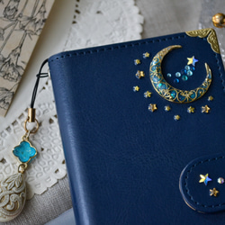 手帳型スマホケース『ブルームーンと青い流星』ネイビー。ゴールドの角金具付で丈夫❥❥全機種対応 3枚目の画像