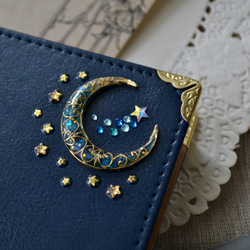 手帳型スマホケース『ブルームーンと青い流星』ネイビー。ゴールドの角金具付で丈夫❥❥全機種対応 8枚目の画像