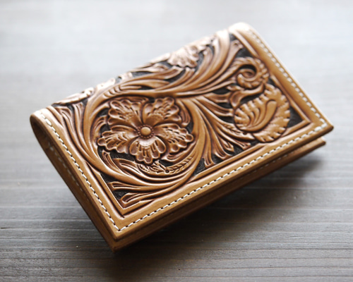 海外購入 本革キャップ 手彫りカービング カービング二つ折り財布（ナチュラル、唐草柄）02007-10 | Atelier