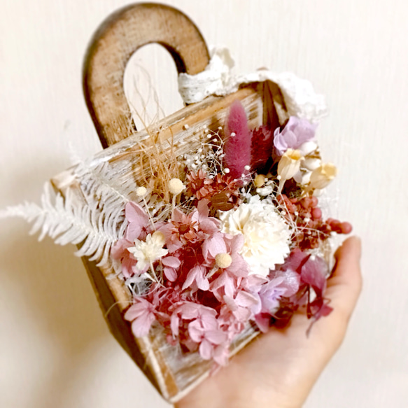 母の日ギフトにピッタリ☆ソラカーネションが可愛いウッドバッグアレンジ❤︎紫陽花の幸せも花が咲く★ 3枚目の画像