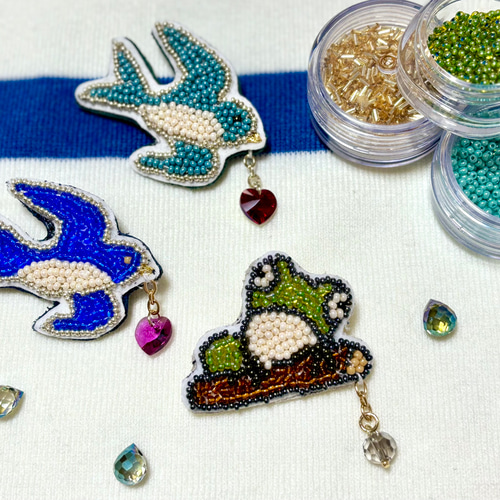 ビーズ刺繍のブローチ☆カエル ブローチ COCO 通販 17586305｜Creema