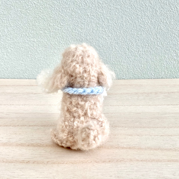 ちょこっとおすわり羊毛フェルトの小さなクリームトイプードル　犬のぬいぐるみ 4枚目の画像