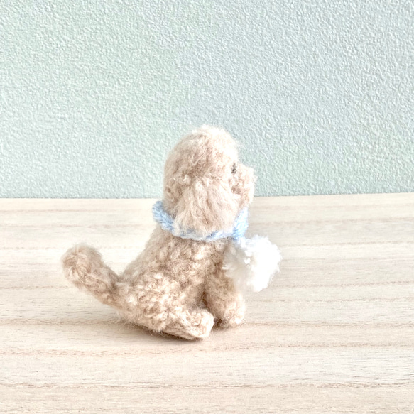 ちょこっとおすわり羊毛フェルトの小さなクリームトイプードル　犬のぬいぐるみ 2枚目の画像