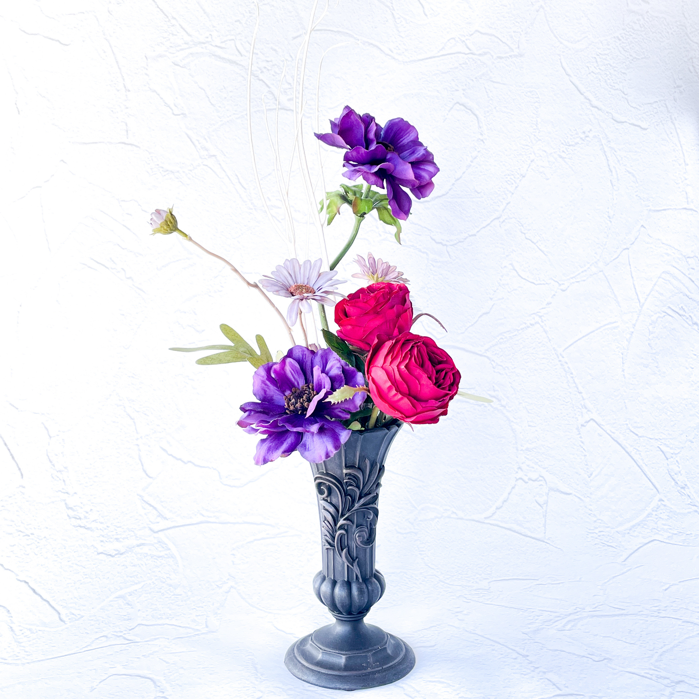 凛と立つアネモネと華麗な薔薇〜紫色のアネモネと赤薔薇のコントラストが美しいアレンジメントです。