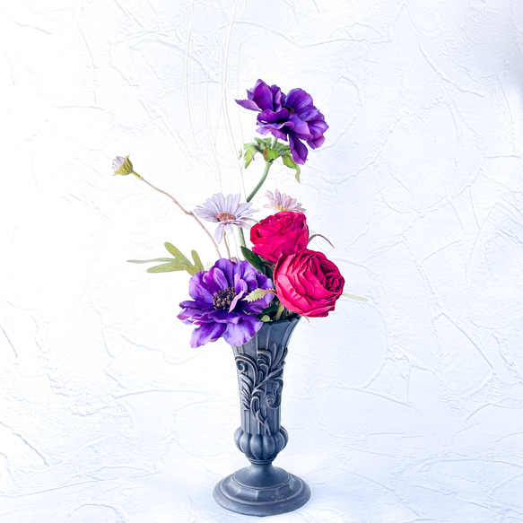凛と立つアネモネと華麗な薔薇〜紫色のアネモネと赤薔薇のコントラスト