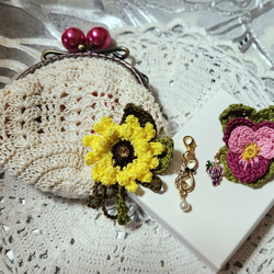 お花のブローチ2個&可愛い猫チャーム付き  あめ玉がま口財布・がま口ポーチ・かぎ針編み 2枚目の画像