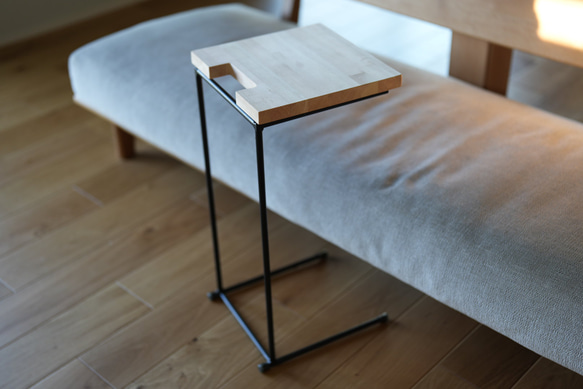 丸棒鉄足のサイドテーブル、ベッドテーブル、ソファーテーブル サイド