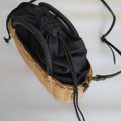 《受注制作》本革ショルダーのカゴポシェット    ラタンかごバッグ 巾着タイプ 2枚目の画像