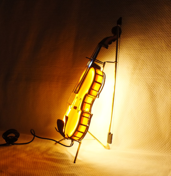 高さ３１ｃｍ、ステンドグラスのバイオリン（LED付き）３Ｌ 4枚目の画像