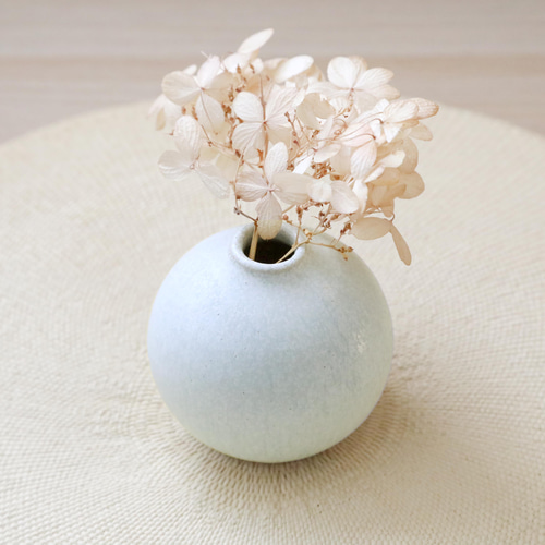 白い結晶釉のふっくら一輪挿し 一輪挿し・花瓶・花器 TSUCHI-HANAKI