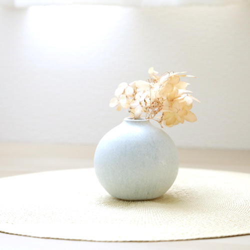 白い結晶釉のふっくら一輪挿し 一輪挿し・花瓶・花器 TSUCHI-HANAKI