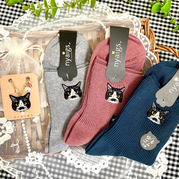 \母の日スペシャル/タキシード猫さん刺繍と花束ビジューのバッグチャーム♡と靴下セット 1枚目の画像