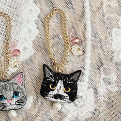 \母の日スペシャル/タキシード猫さん刺繍と花束ビジューのバッグチャーム♡と靴下セット 6枚目の画像