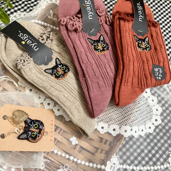 \母の日スペシャル/サビ猫さんのドイツ製ハートモチーフ﻿と猫さん刺繍のキラキラバッグチャーム♡と靴下3足セット 5枚目の画像