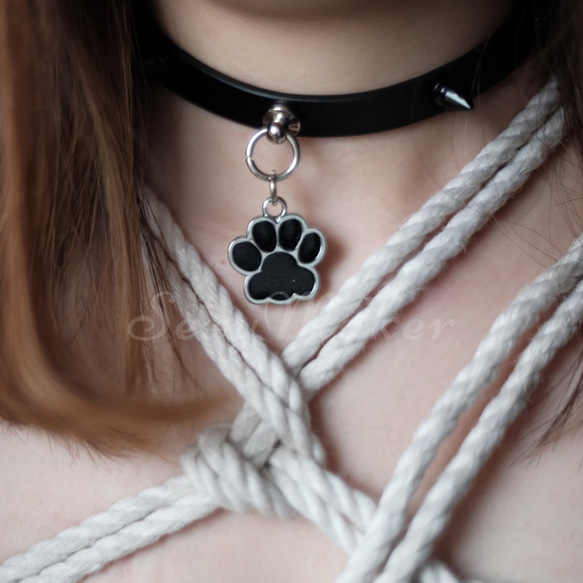 龐克風格鉚釘皮革頸鍊，配有可愛的狗爪吊墜和皮帶 第5張的照片