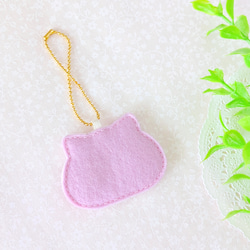ねこシルエットのバッグチャーム　花×ピンクパープル 2枚目の画像