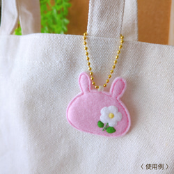 ねこシルエットのバッグチャーム　花×ピンクパープル 4枚目の画像