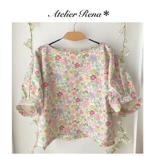 ピンク系の花柄が華やかで大人可愛いコットンタック袖ブラウス
