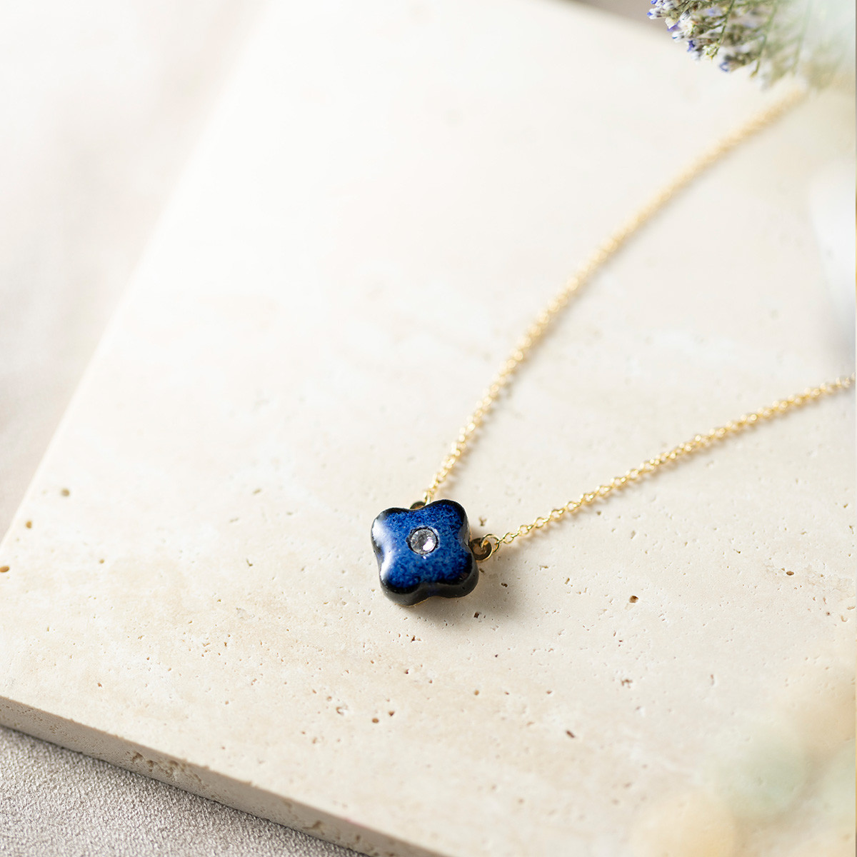 MIKELOオリジナル 陶器「tou」 小花 クリスタル ネックレス｜藍 ネイビー フラワー