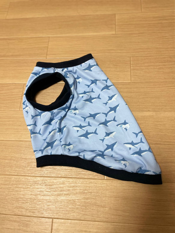 ハンドメイド犬服　接触冷感ニット　シンプルタンクトップ　サメの遊泳2色　オーダー頁　　リブの色を選べます、 2枚目の画像