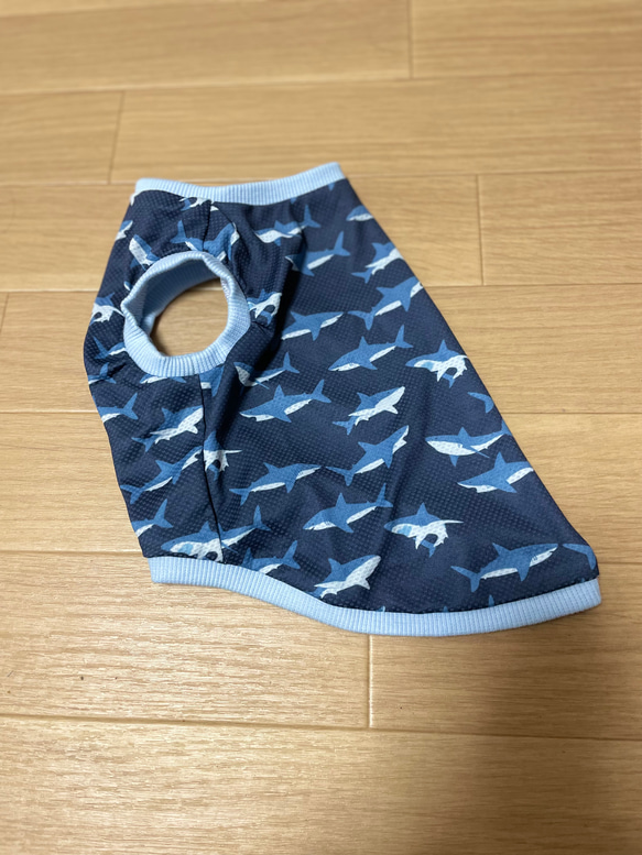ハンドメイド犬服　接触冷感ニット　シンプルタンクトップ　サメの遊泳2色　オーダー頁　　リブの色を選べます、 4枚目の画像