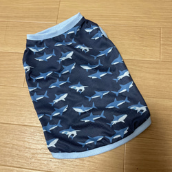 ハンドメイド犬服　接触冷感ニット　シンプルタンクトップ　サメの遊泳2色　オーダー頁　　リブの色を選べます、 3枚目の画像