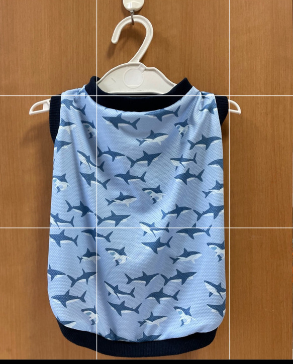 ハンドメイド犬服　接触冷感ニット　シンプルタンクトップ　サメの遊泳2色　オーダー頁　　リブの色を選べます、 1枚目の画像