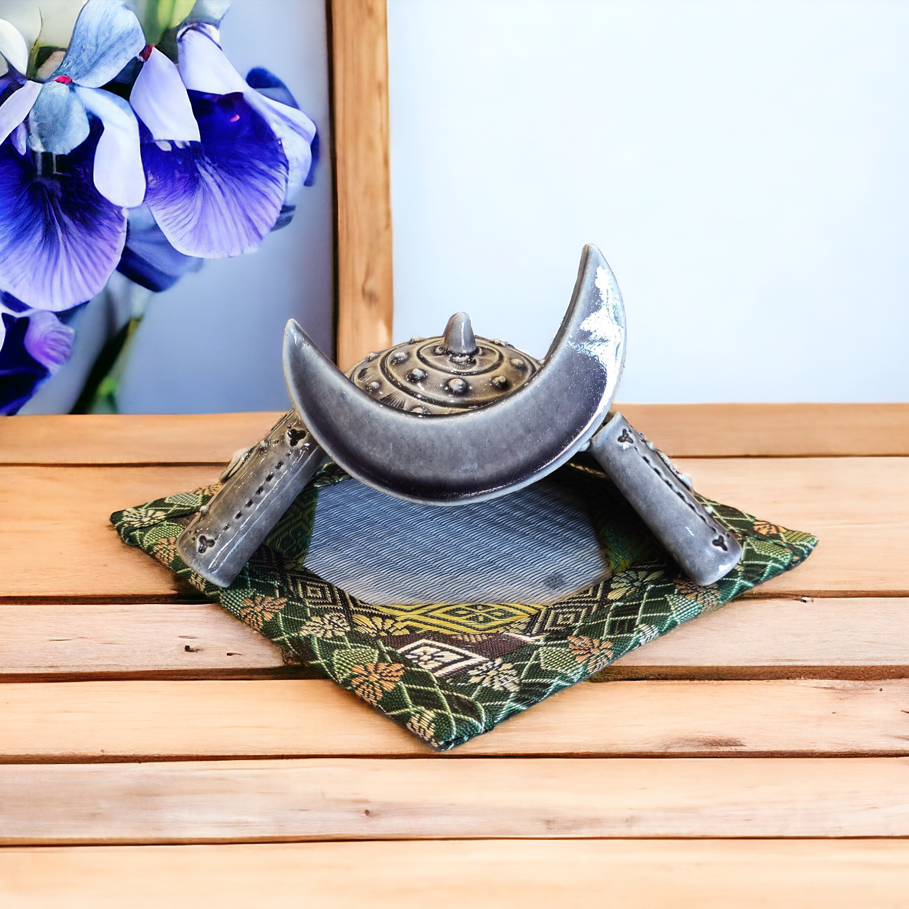 陶器の兜「三日月」グレーガラス１～２日以内に発送