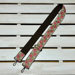 50mm太幅・斜め掛けショルダーストラップ★こげ茶色ベルト+ベージュの麻素材風の生地にピンクの小花刺繍 7枚目の画像