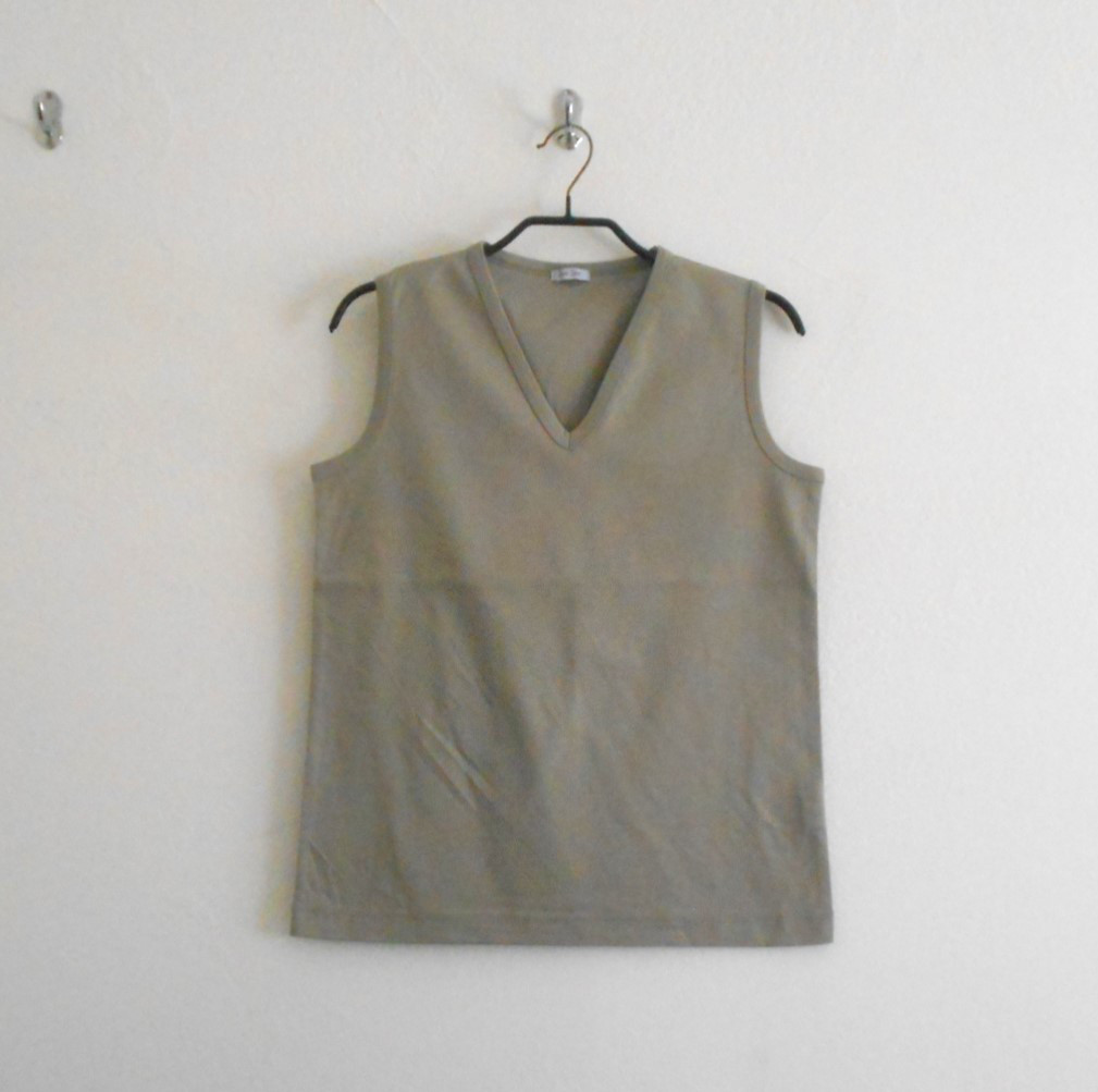 【Vネック-グレージュ】スーピマ・コットンを使った一枚で魅せるスリーブレスT