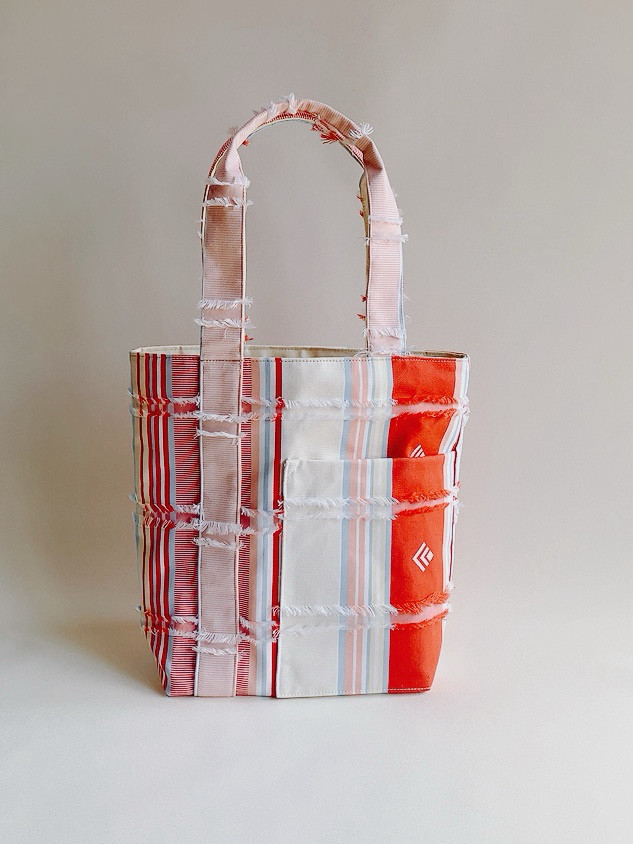 定番色から飛び出す　変わりフリンジトートバッグ　苺ミルク色　個性的な色