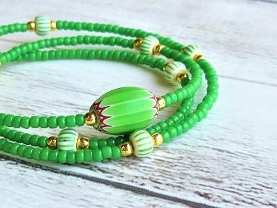 【C49】　時を旅する緑｜アンティーク・トンボ玉のネックレス　(19~20世紀)シェブロン玉