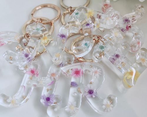 お花のイニシャルキーホルダー♪ オーダーメイド〉イニシャルキーホルダー【花とパール