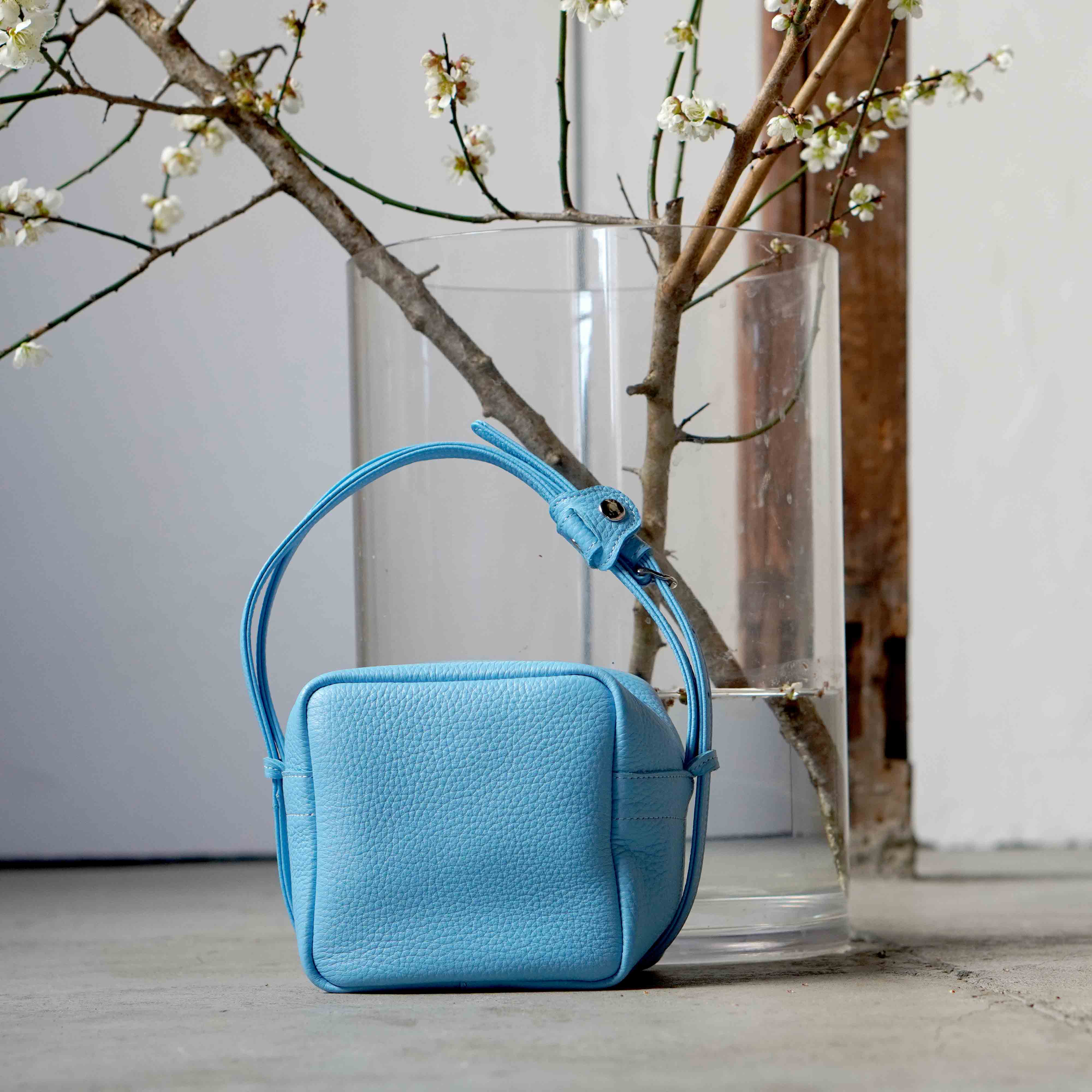 晴れやかブルー・キューブポシェット◎２WAY機能・内装キーホルダー付き