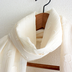 【受注制作】プリーツチュール裾の立体ドット柄コットンワッシャー加工ストール アイボリー 3枚目の画像