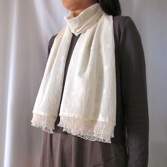 【受注制作】プリーツチュール裾の立体ドット柄コットンワッシャー加工ストール アイボリー 7枚目の画像