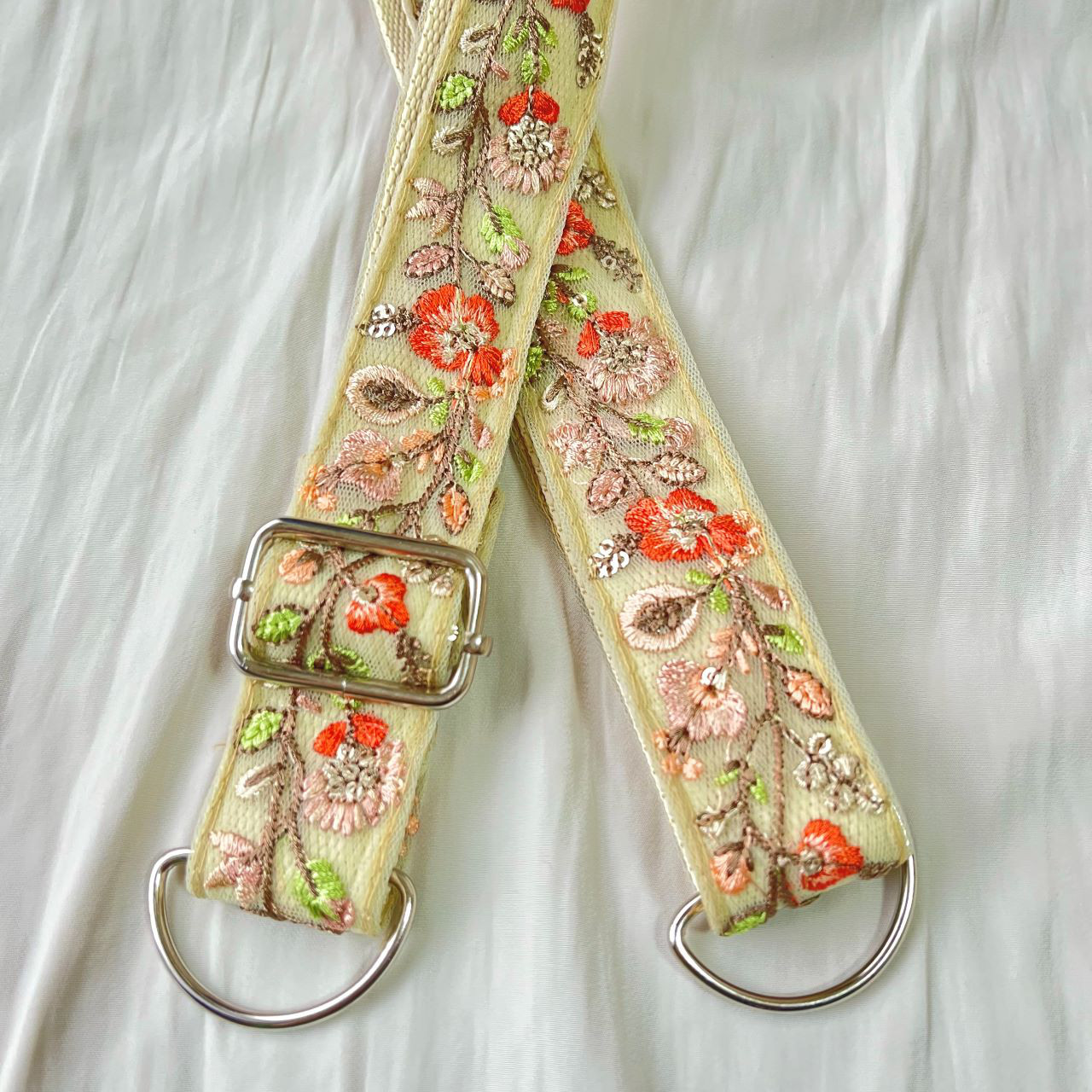 インド刺繡リボンのショルダーストラップ（オレンジ） ネック
