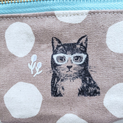 銀のメガネをかけた猫とチューリップ・ココア　ダブルファスナーミニ財布・カード入れ　ファスナー14㎝　内ポケット付き 6枚目の画像